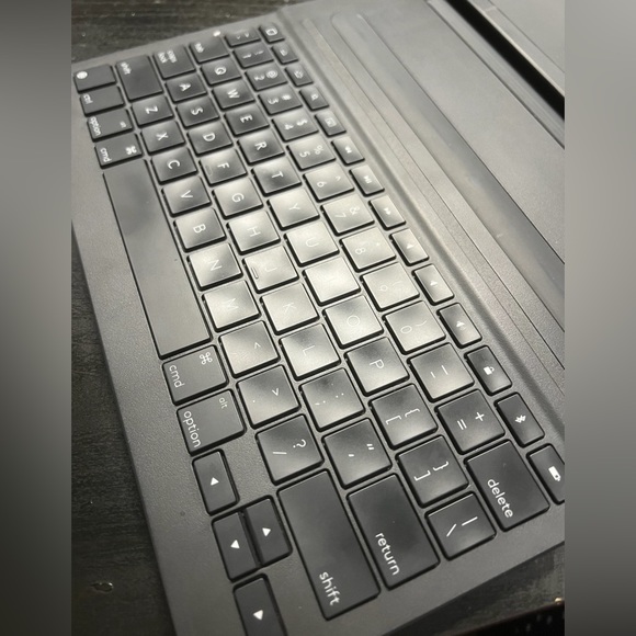 Logitech Bluetooth Keyboard Case for iPad Pro 11-inch - Picture 5 of 10